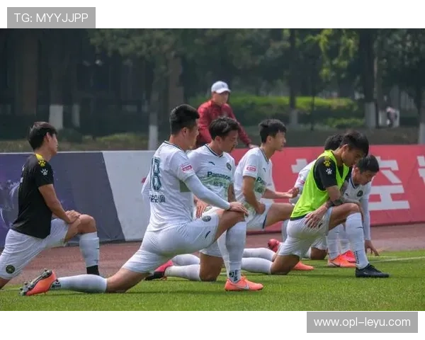 廖秋云训练完顺手拎走两袋米，这饭量我连她热身都跟不上