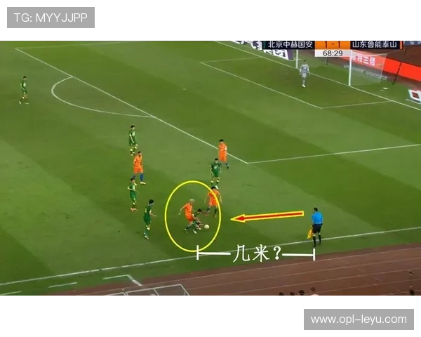 干扰对方视线在犯规判罚中如何界定边界规则？