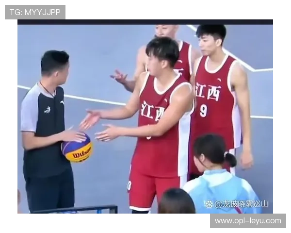篮球场上拉人犯规的具体规则依据与判定解析